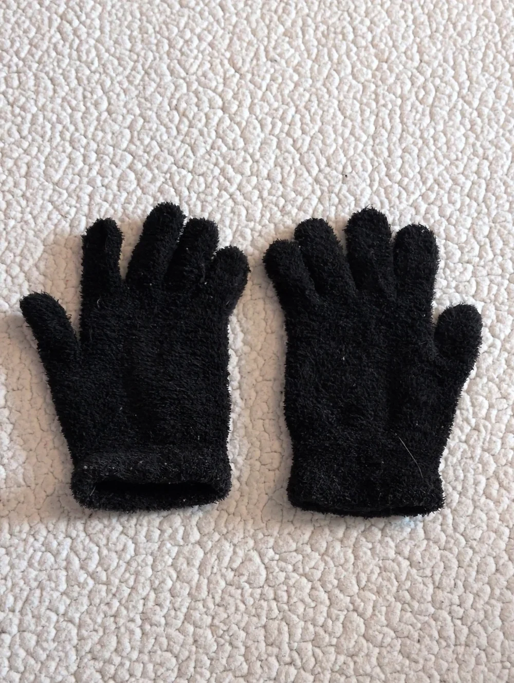 Amazon Essentials Magic Fuzzy Knit Minimalist Black Winter Gloves